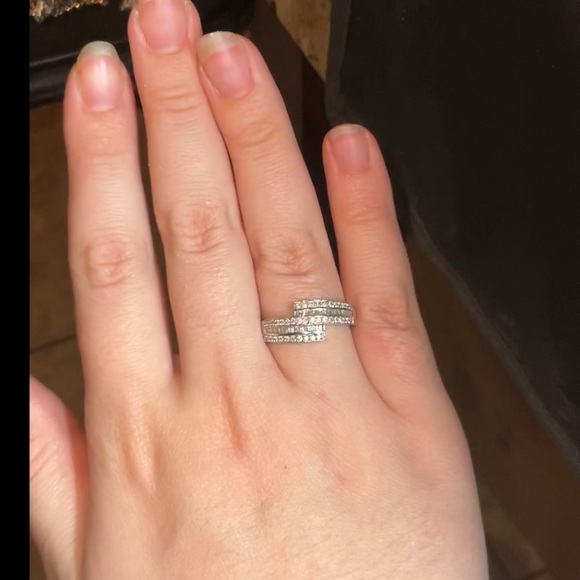 18k Baguette Cut Diamond Ring - Picture 13 of 14